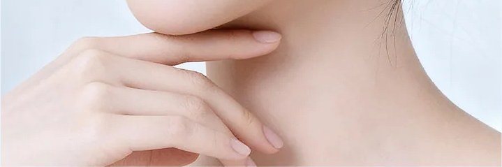 목과 턱에 손을 얹은 여성의 하관