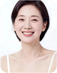 밝게 웃고 있는 여성 인물 사진