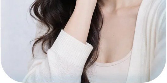 가디건을 입은 여성 사진 일부