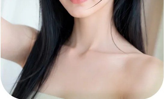 쇄골과 어깨 라인이 드러난 여성
