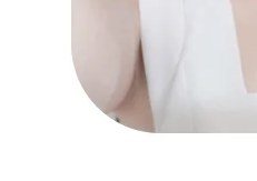 자켓을 입고 휴대폰으로 셀카를 찍는 여성