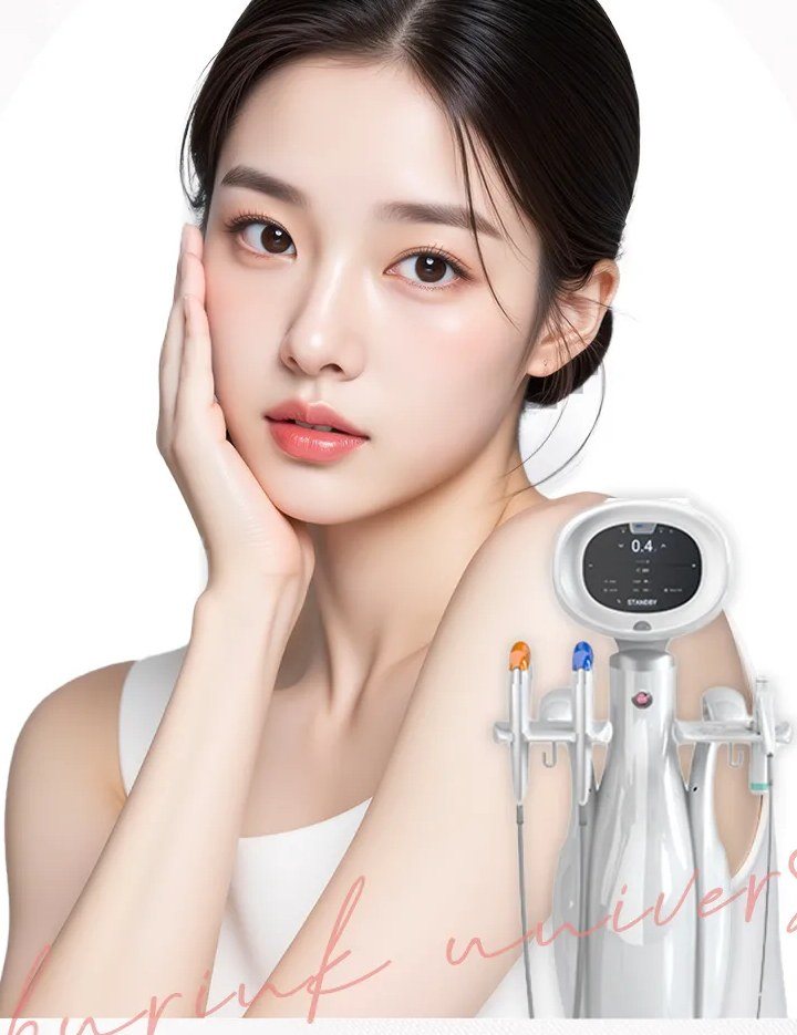 여성 모델과 슈링크 유니버스 장비
