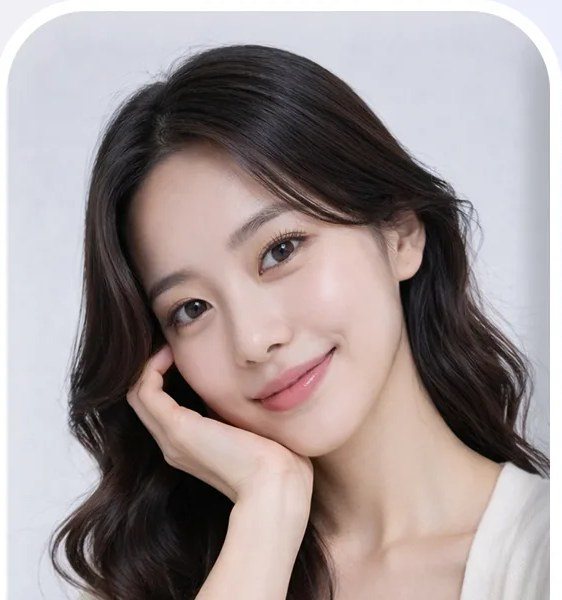 턱을 괴고 미소 짓는 여성 모델