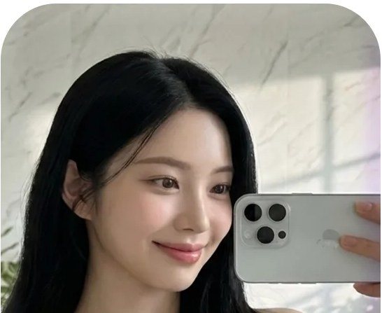 스마트폰으로 거울 셀카를 찍는 여성
