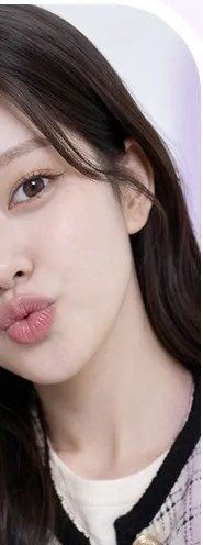 입술을 내밀고 셀카를 찍는 여성 모델