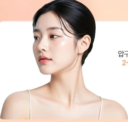 측면을 바라보는 여성 모델