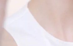 스마트폰을 들고 있는 여성 사진