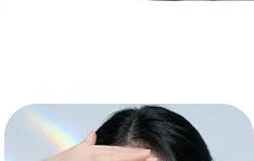 손으로 이마를 가리며 윙크하는 여성 모델