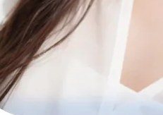 거울을 보며 셀카를 찍는 여성