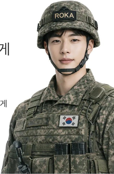 군복과 방탄모를 착용한 남성 모델의 상반신 사진