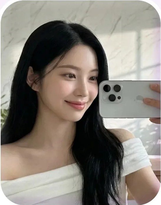 거울 셀카를 찍고 있는 여성 모델 사진