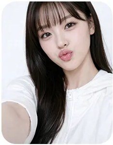 입술을 내밀고 있는 여성 셀카 사진