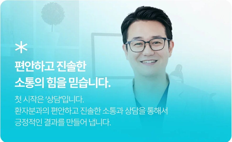 안경을 쓰고 미소 짓는 의사
