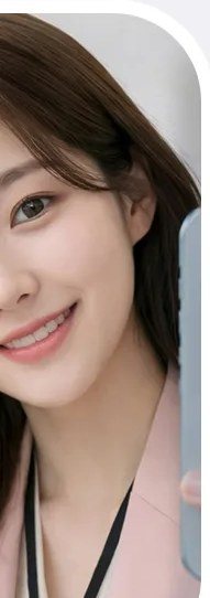 미소 짓는 여성 모델