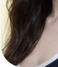 여성 상반신 사진 일부