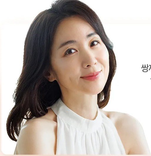 미소 짓는 중년 여성 인물 사진