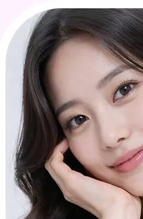 턱을 괴고 미소 짓는 여성 사진