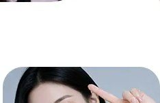 브이 포즈를 취하고 있는 여성 모델