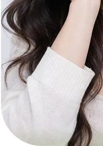 긴 웨이브 머리의 여성