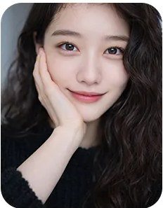 턱을 괴고 미소 짓는 여성 모델 사진