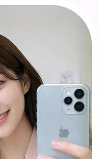 셀카를 찍고 있는 여성 사진