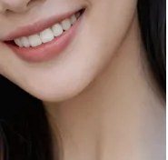 환하게 웃는 여성 모델