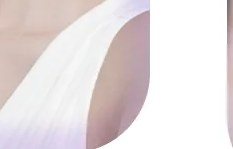 안경을 쓰고 미소 짓는 여성 사진