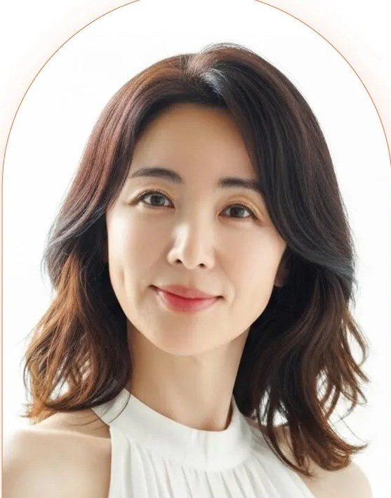 미소 짓고 있는 중년 여성