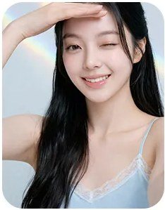 윙크하며 이마에 손을 올린 여성 셀카 사진
