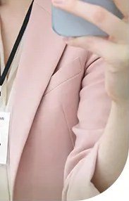 셀카를 찍는 여성